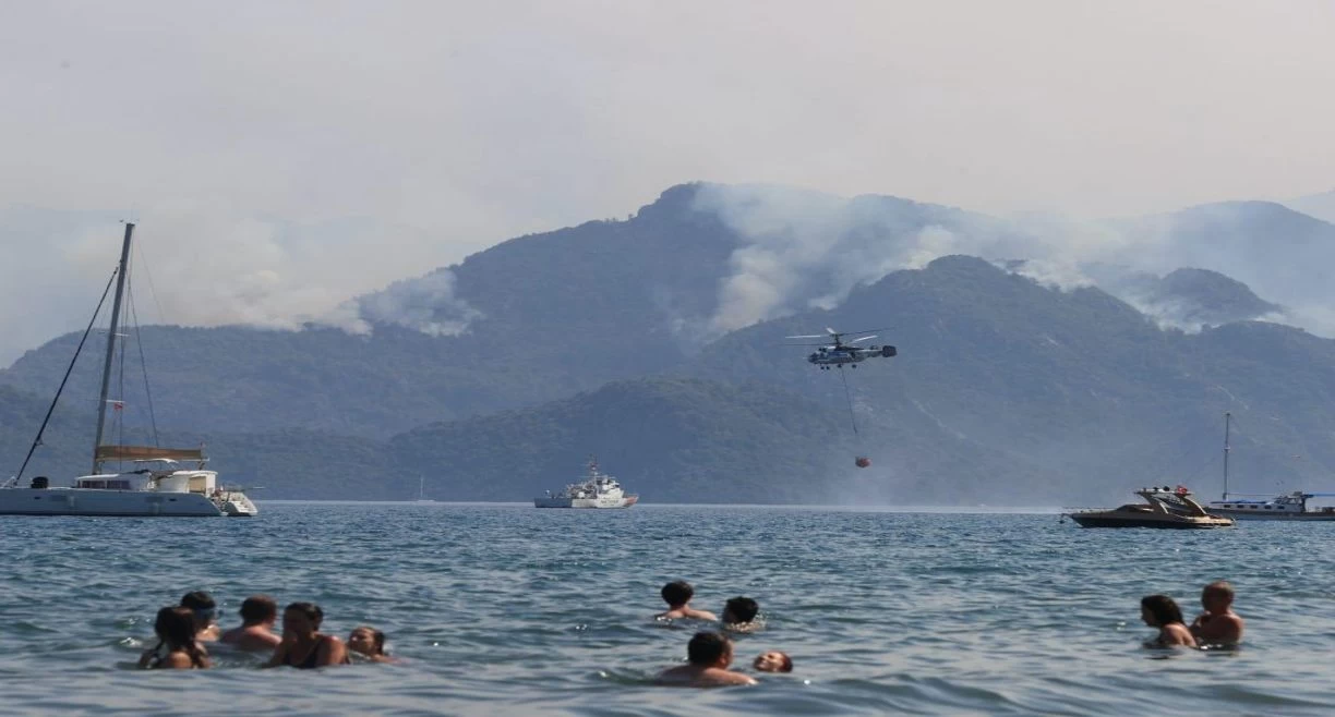 Τουρκική τραγωδία: Mε αποβατικά εκκενώνουν κόσμο - Παραλίγο στάχτη τουρκικές βάσεις - Περικυκλώθηκαν στρατιώτες (βίντεο)